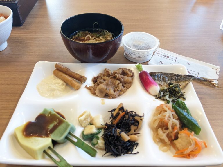 朝食一例(おばんざいにお漬物、湯葉そば)