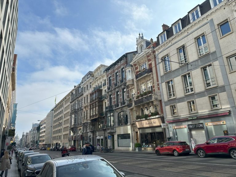 街の様子2 ホテルの前は大通りになっています。観光地のど真ん中ではないですが、大通りなので人の行き交いも多く、夜でも危険は感じませんでした。