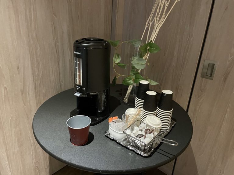 朝食会場入り口、待機用のドリンク