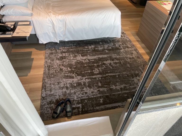 温泉から出ると足元にタオルがひいてある