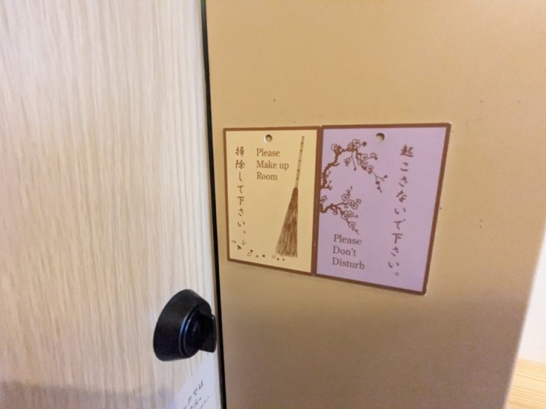 ドア横のマグネット