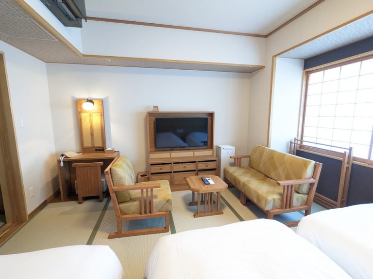 ベッド方向からTV