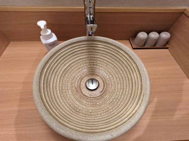 陶器の洗面台