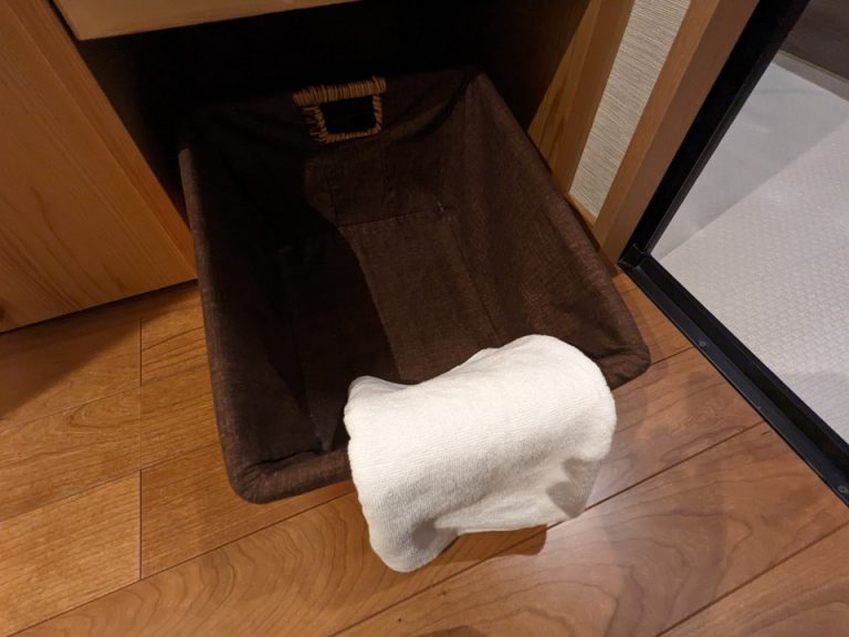 洗面台下に脱衣カゴとバスマット