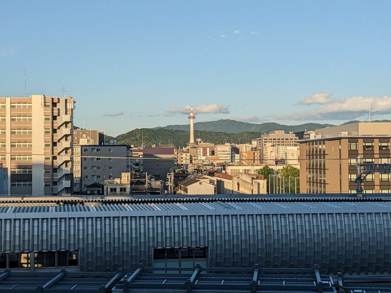 エレベーターホールから見える京都タワー昼