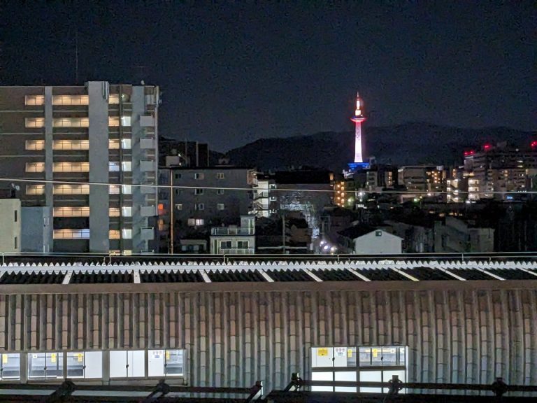 エレベーターホールから見える京都タワー夜