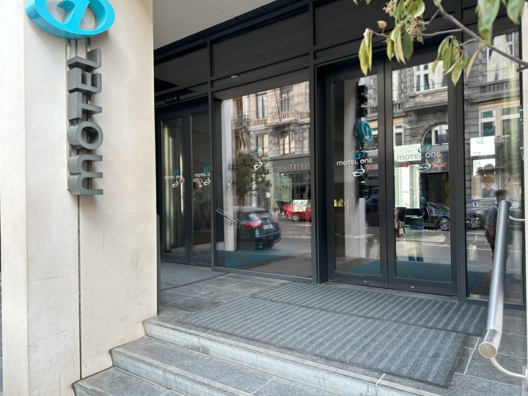 エントランス外観2