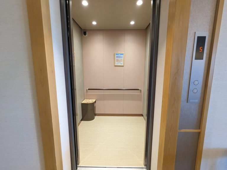 エレベーター内観