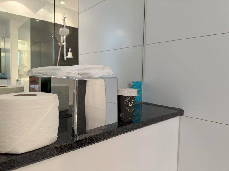 アメニティ3 紙コップはトイレの後ろにトイレットペーパーと一緒に置いてあります。