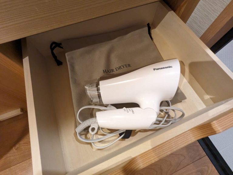 洗面台下の引き出しにドライヤー