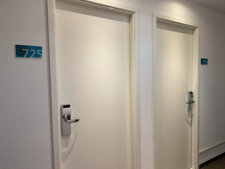 客室入口外観ドア