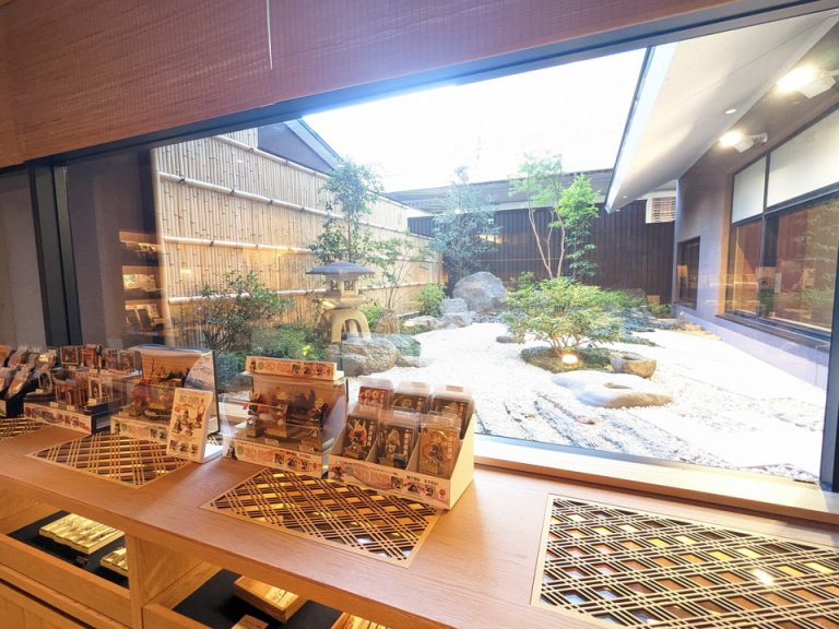 お土産処から望む枯山水