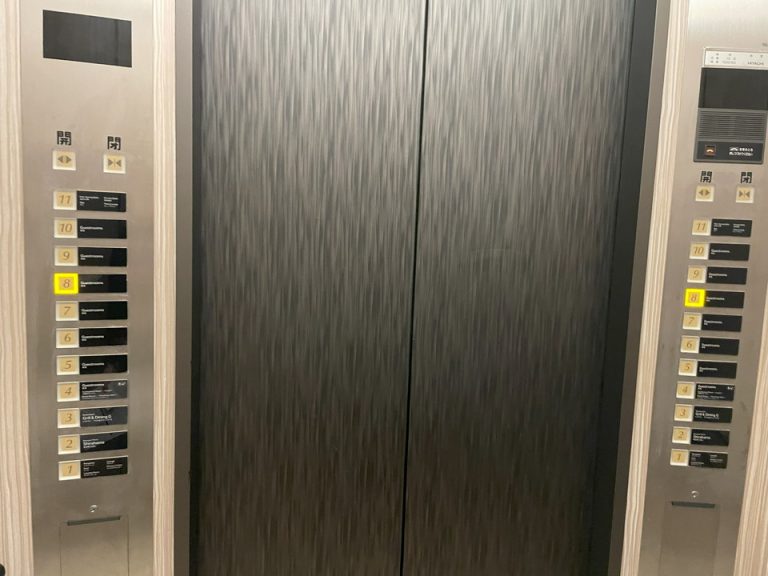 エレベーター内装
