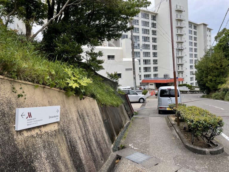 ホテルを出て左折すると下り坂があり、ここから砂浜まで徒歩5分以内