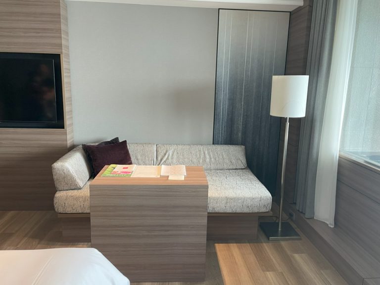 ベッドからみたインテリア