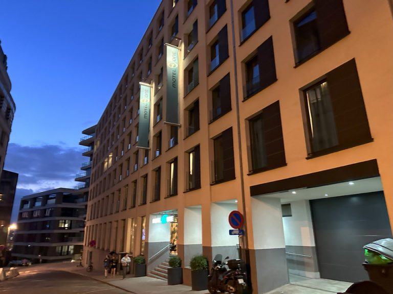 ホテル建物外観3 裏側エントランス こちらのエントランスは入るとロビーの1つ下の階になります。(朝食レストランの階)