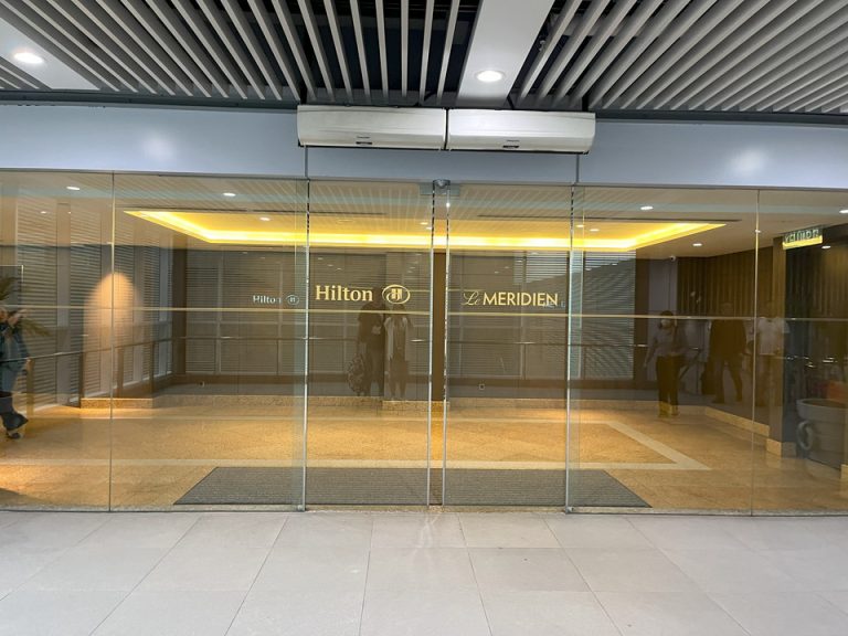 KLセントラル駅からの入口 ヒルトンと共有 映り込み回避不可