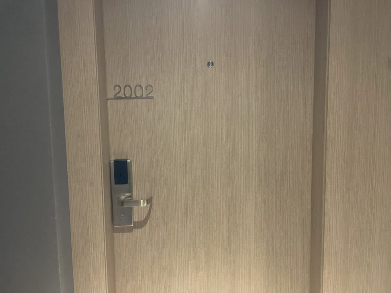 部屋のドア 外側