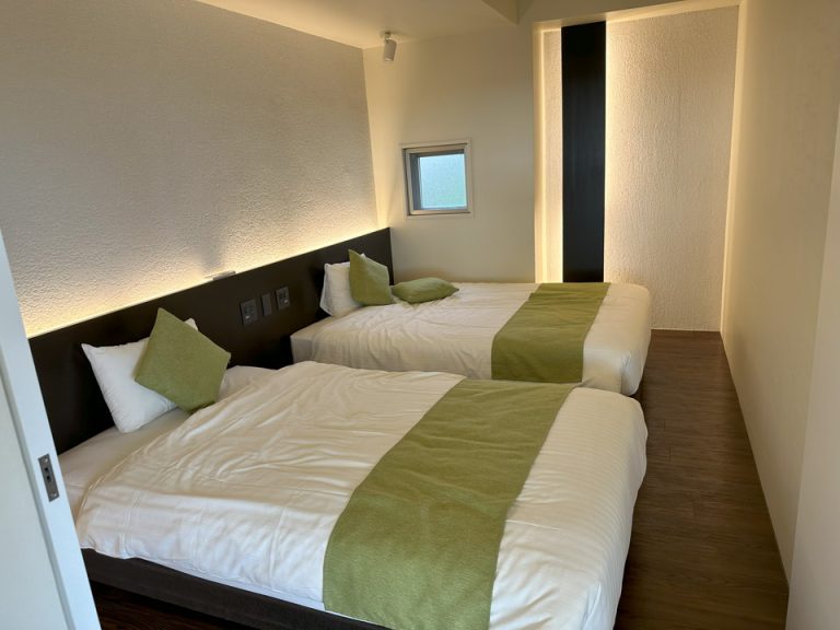 横方向からベッド(2階)