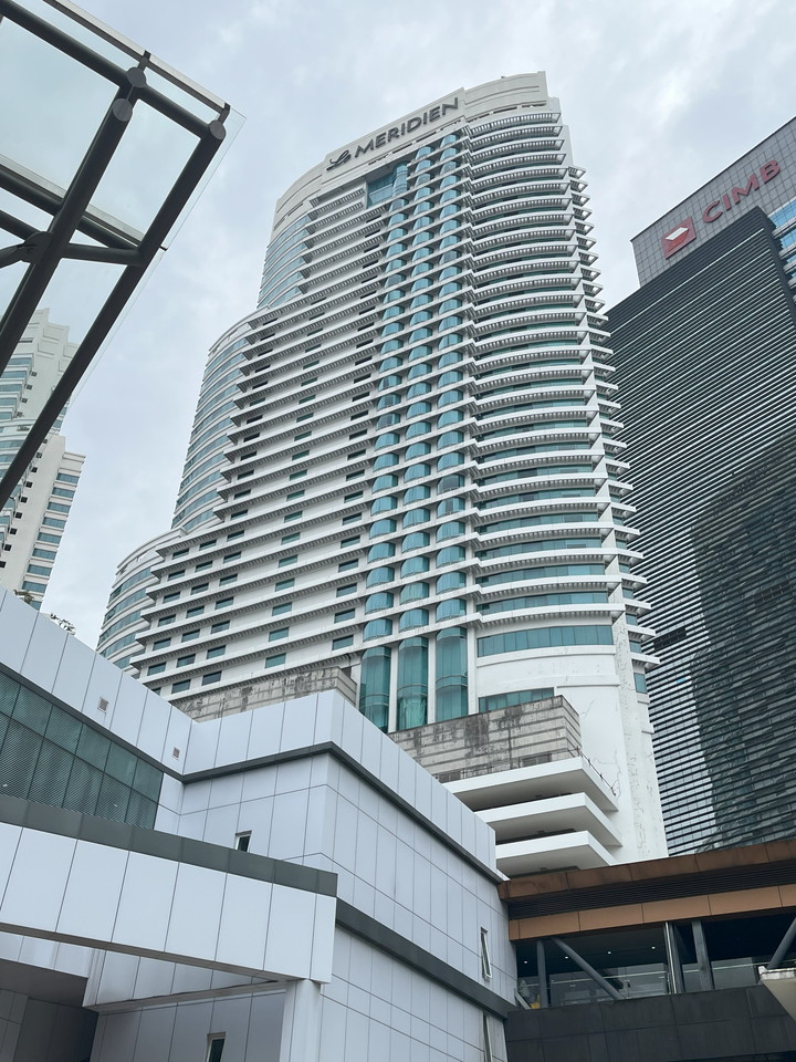 ホテル外観 駅直結なので外観はこれが精一杯
