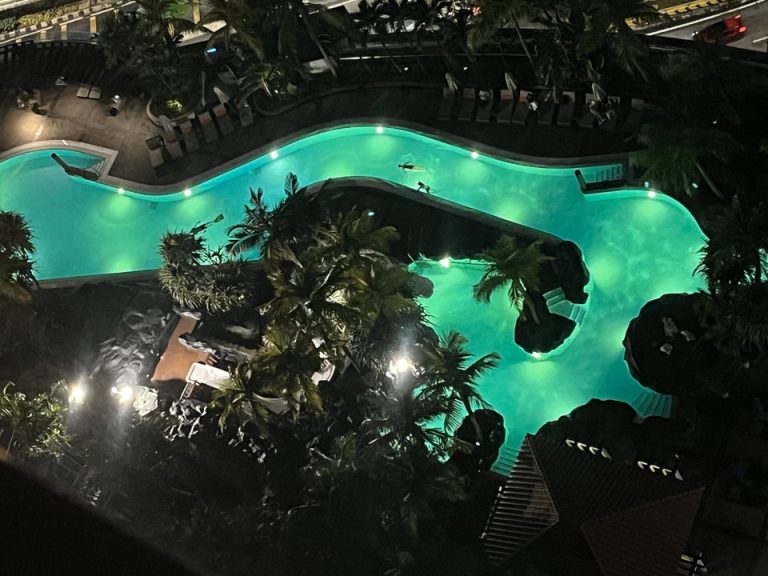 部屋からのプール夜