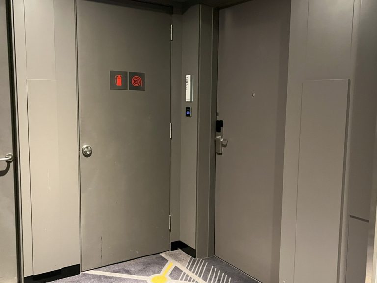 客室入口外観ドア