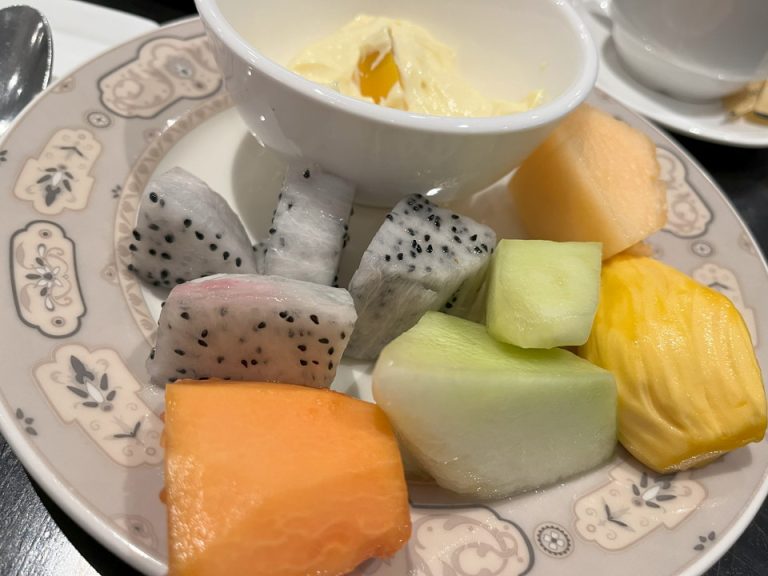 朝食 フルーツとギリシャヨーグルト