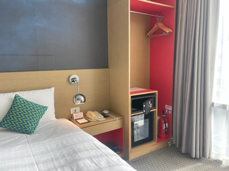 クローゼットとベット脇