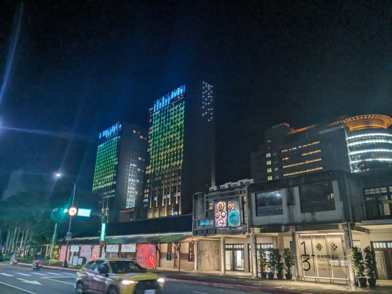 建物全体左からA棟B棟C棟(高速道路に乗っていてもライトアップで目立ちます))