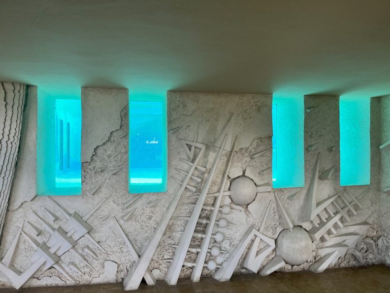 アプローチ途中の風景(プールの中が見える)