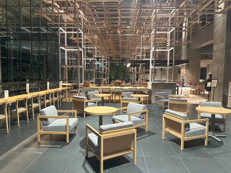 夜のロビーフロア