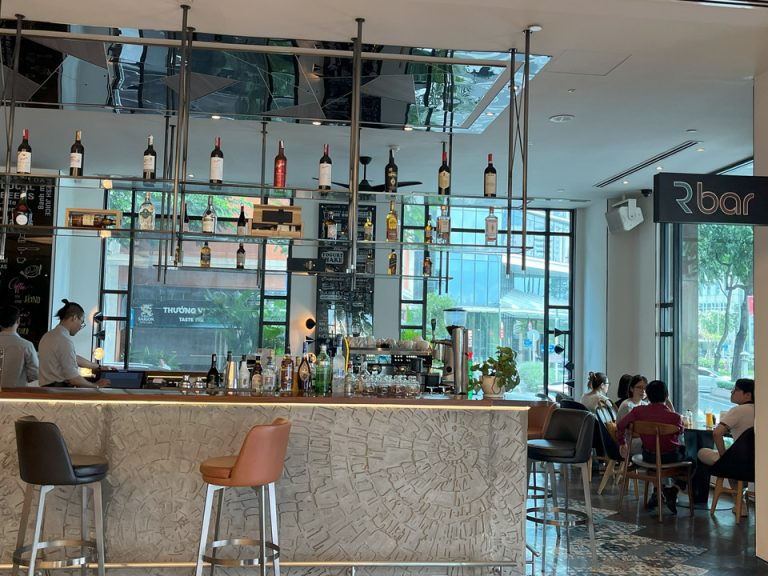 フロント近くのバー