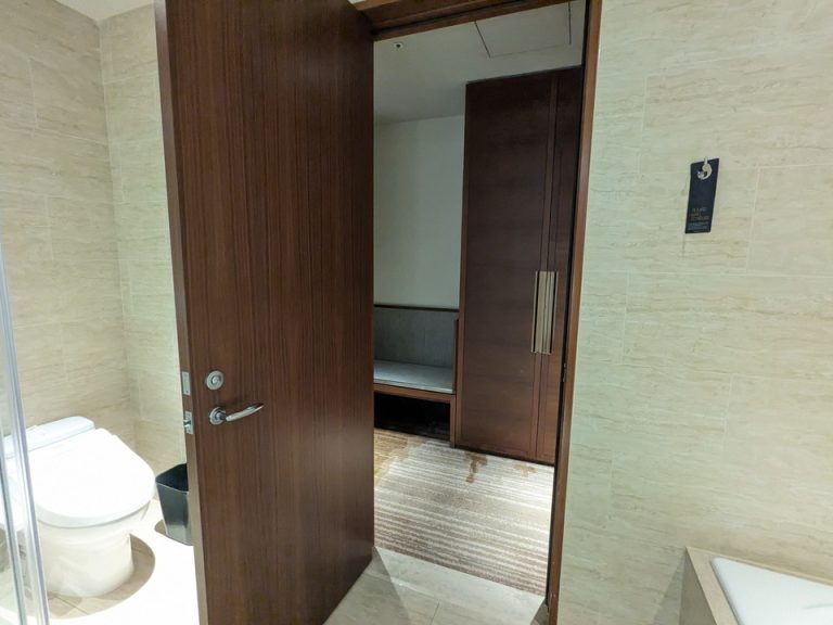 バスルームから入口