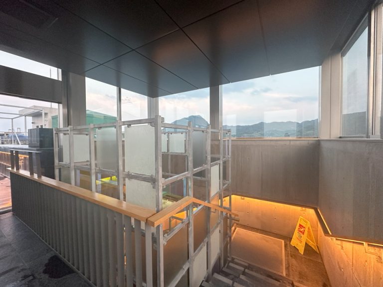 屋上にいくまでの階段