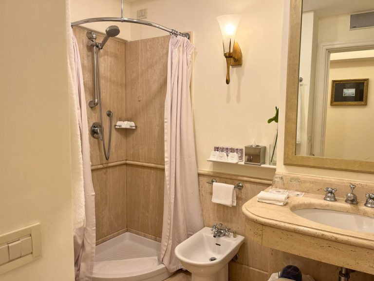 バスルーム入口から全景(2ヶ所目の小さい方)