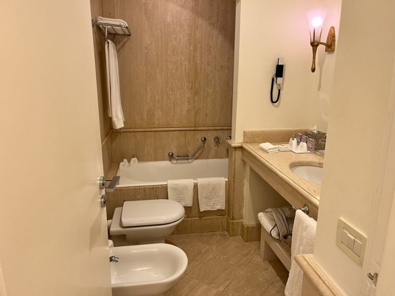 バスルーム入口から全景(1)