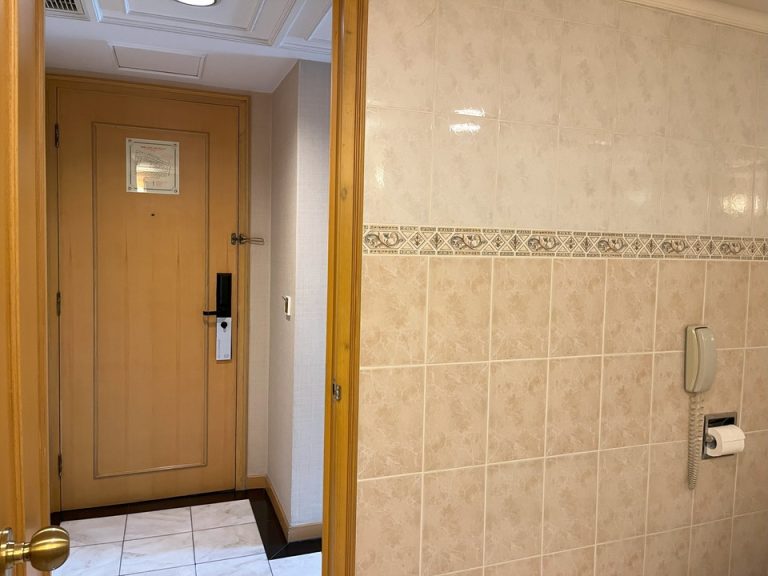 バスルーム内から入口