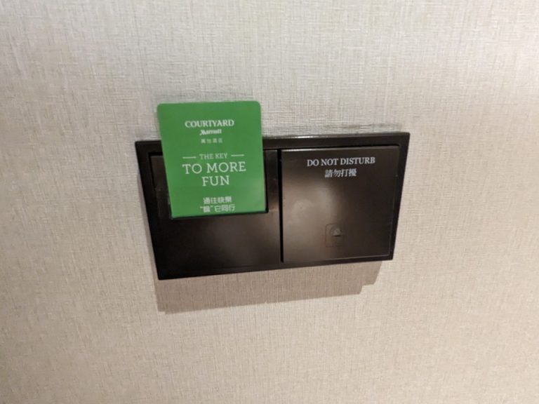 入口のメインスイッチには最初からカードが差し込んであります