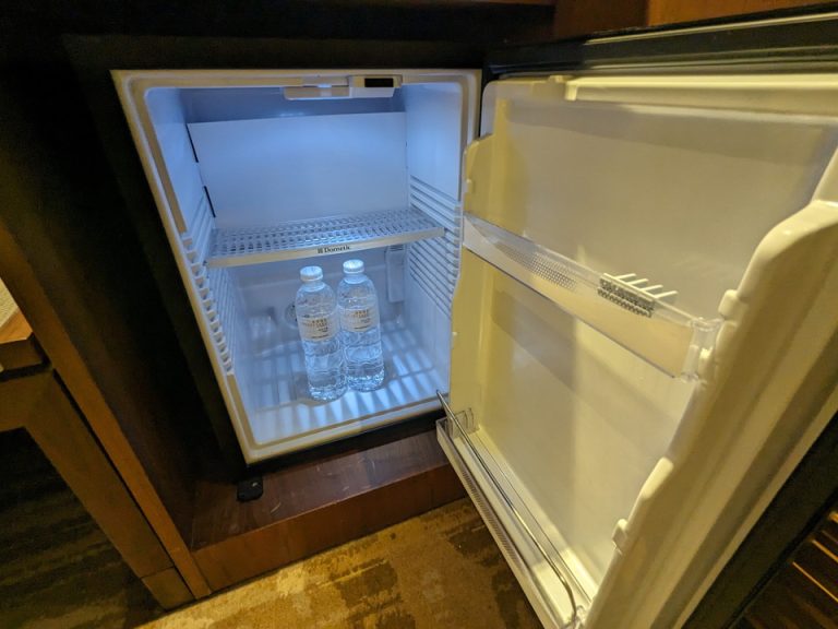 冷蔵庫開けた状態(水2本あり)