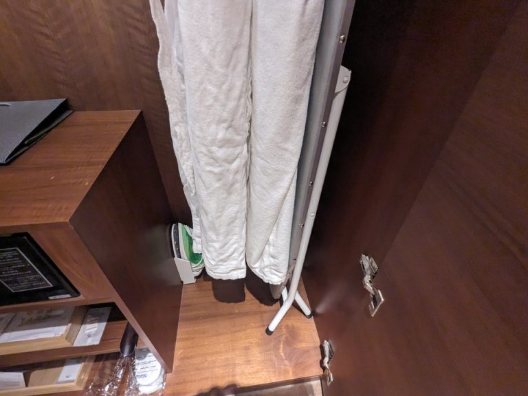 クローゼット内観、ガウン、アイロン、アイロン台