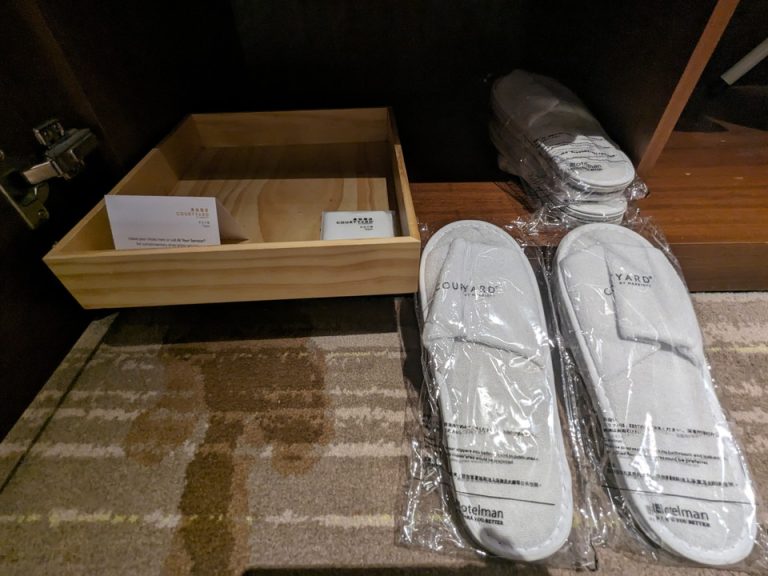 クローゼット内観 スリッパ、靴磨きサービス