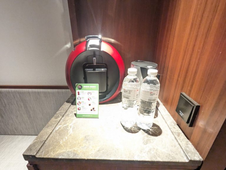 カフェコーナー、水2本あり