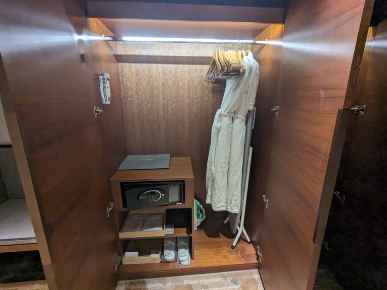 クローゼット外観開けた状態jpg