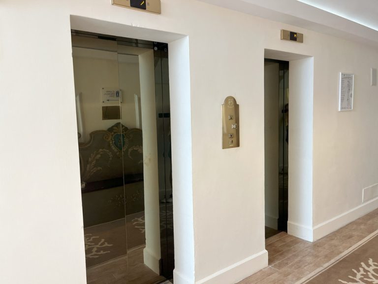 エレベーターホール客室階(1)