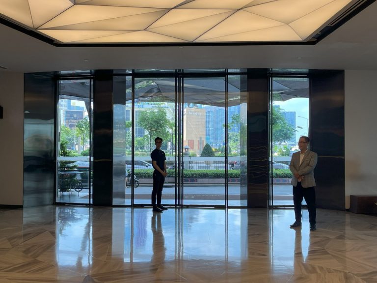 エントランス内観