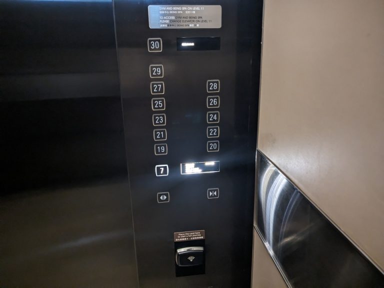 エレベーター階数ボタン客室専用(ルームカード必要)