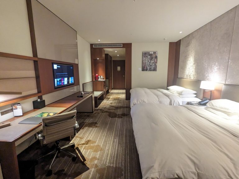 客室全体入口方向