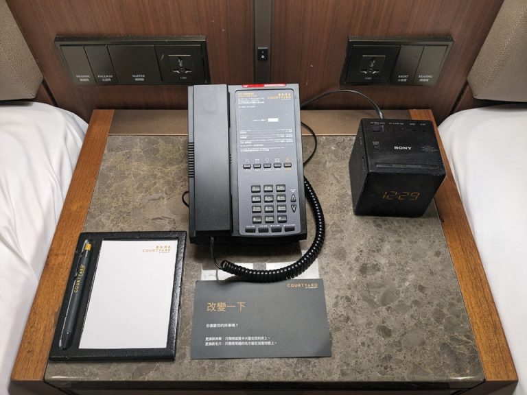 ベッドサイドデスク 三ツ口コンセントですが、使えます