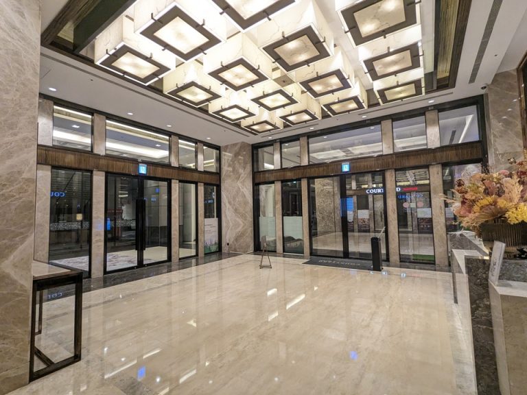 1階 右がB棟入ったエントランス内観、左が外から直接入るエントランス内観)