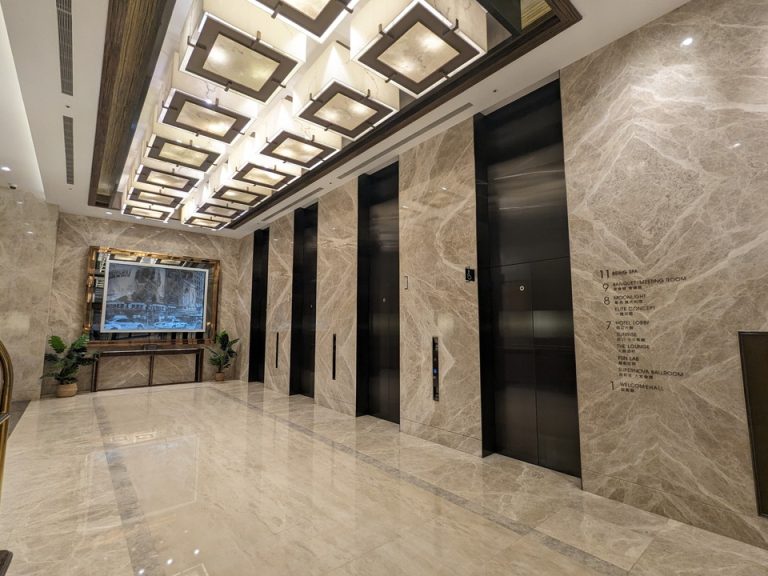 1階エントランスのエレベーターホール